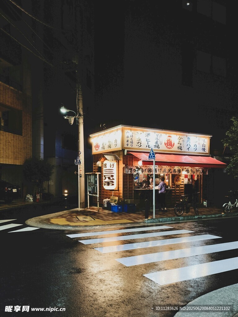 夜晚街边的热闹小吃摊