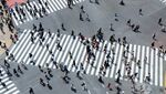 繁忙路口的行人过街景象