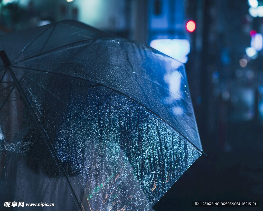 雨中撑伞背影