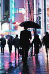 雨夜街头行人撑伞漫步