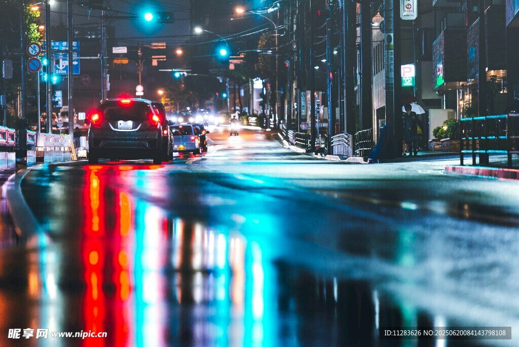 雨夜城市街道绚丽光影