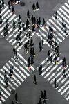 繁忙路口的行人过街景象