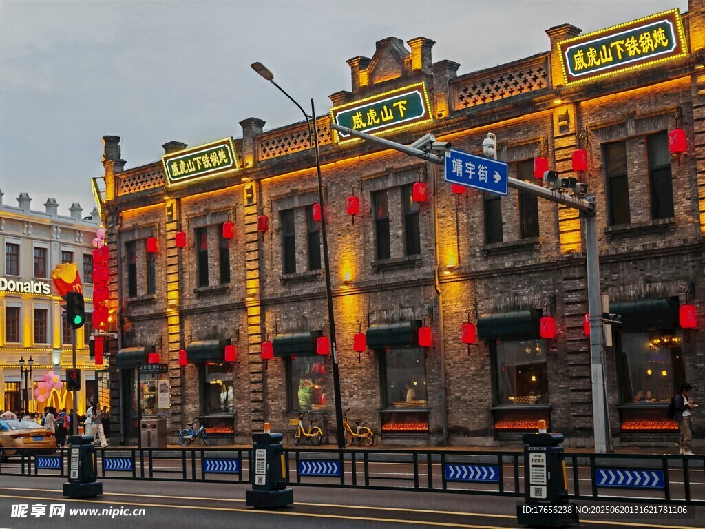 中式风格建筑夜景