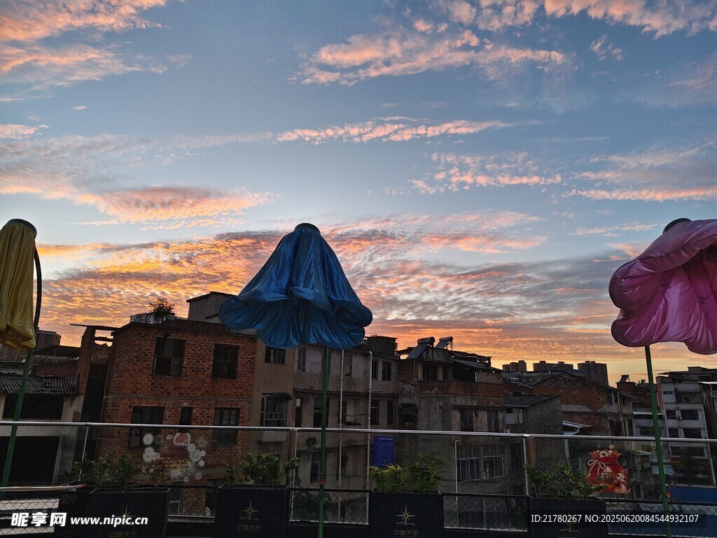 夕阳下的城市与独特建筑