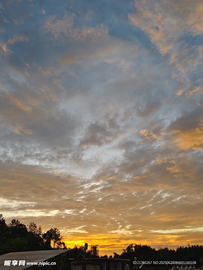 日落时分的绚烂天空