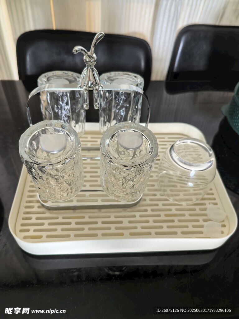 玻璃水杯与托盘精致组合