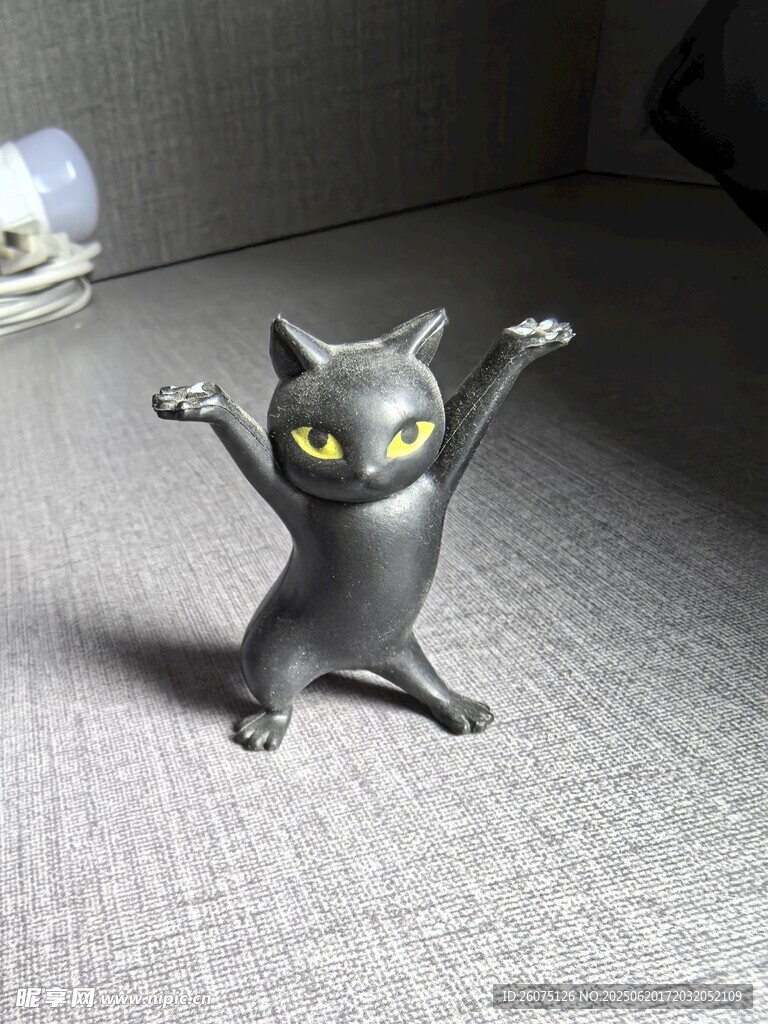 搞怪姿势的猫咪摆件