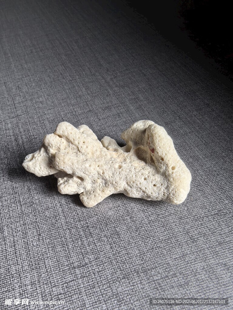 白色奇特造型石头摆件