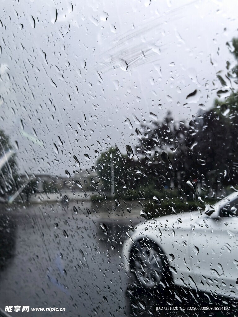 暴雨中被雨水覆盖的车辆