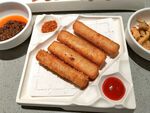 美味炸春卷搭配多样蘸料