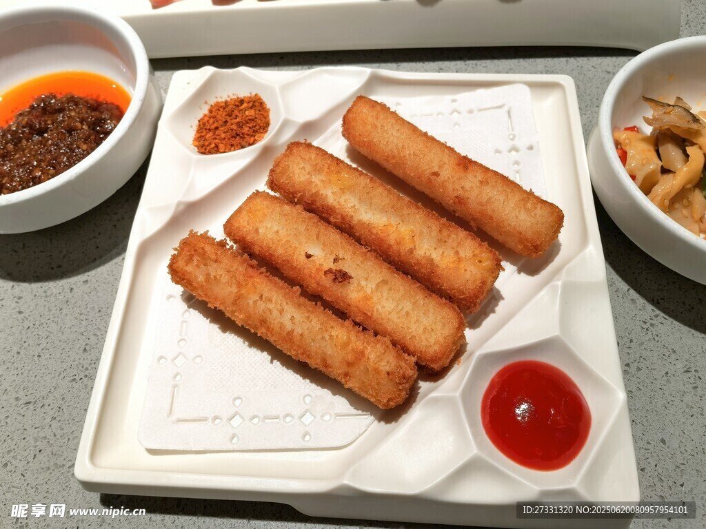 美味炸春卷搭配多样蘸料