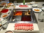 丰盛火锅食材摆满一桌