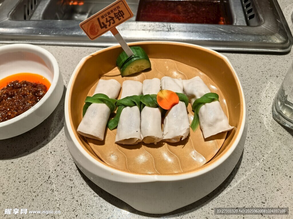 美味越南春卷置于特色碗中