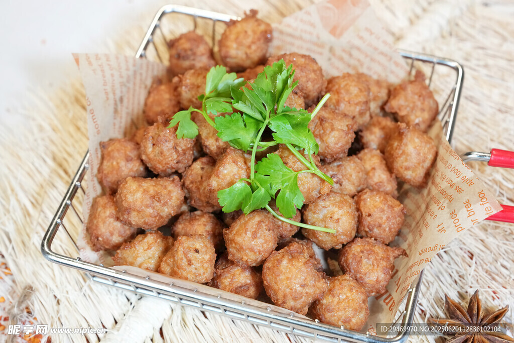 美味油炸肉丸鲜香诱人