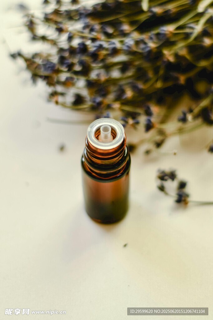 薰衣草精油瓶与薰衣草束