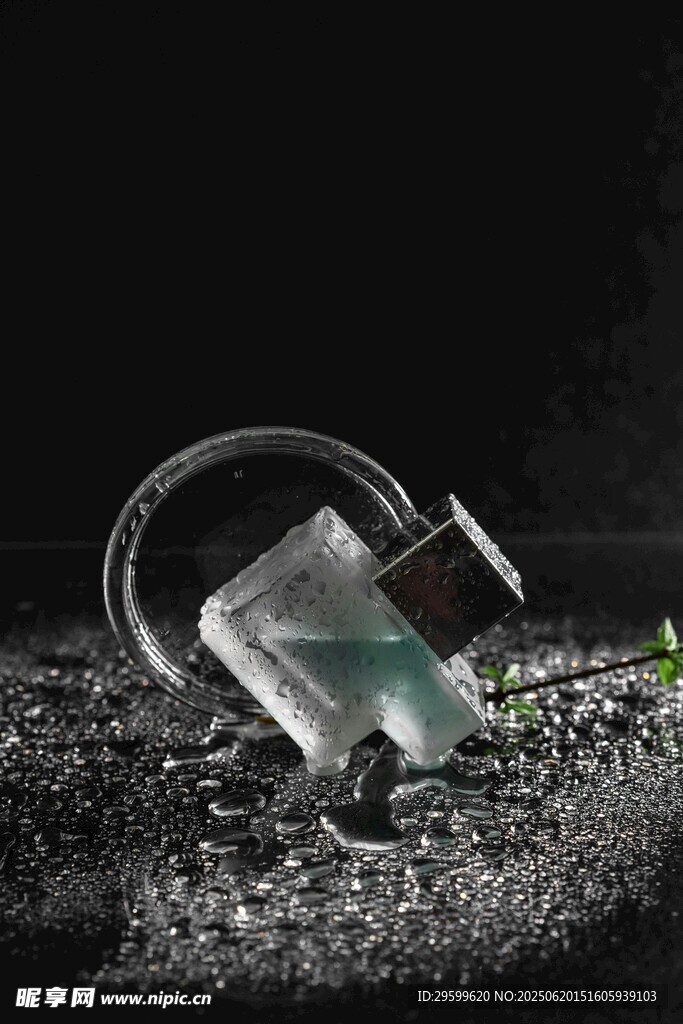透明玻璃茶壶置于碎石上