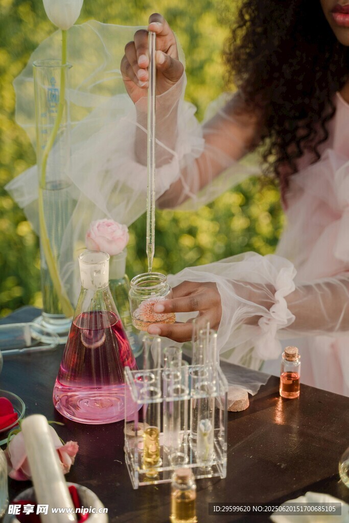 女子专注于手工香薰制作