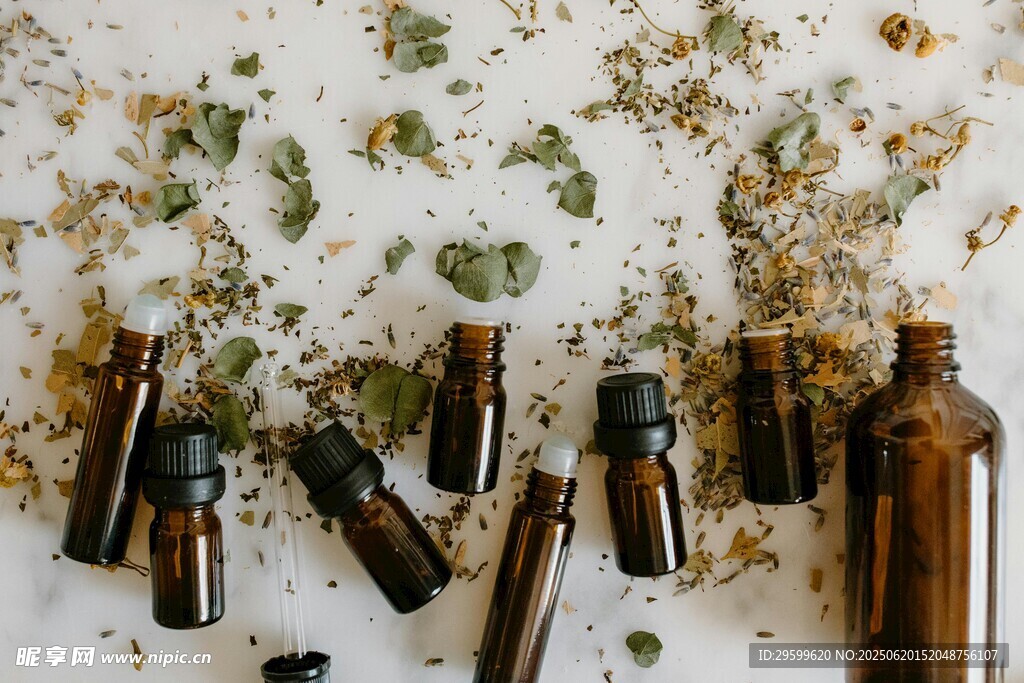复古棕色药瓶与散落草药