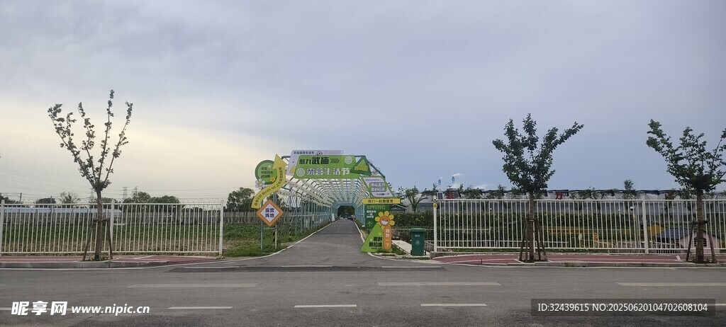 户外景观中的绿植与雕塑