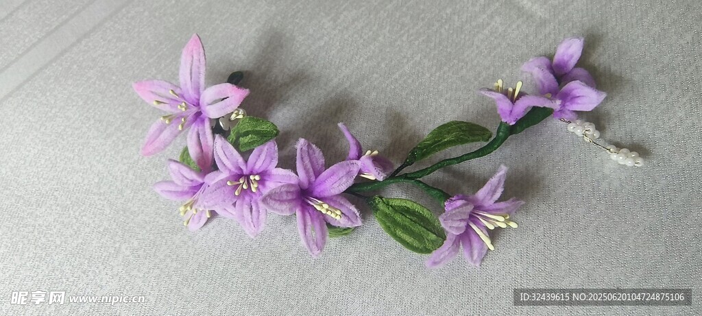 紫色小花与绿叶的组合