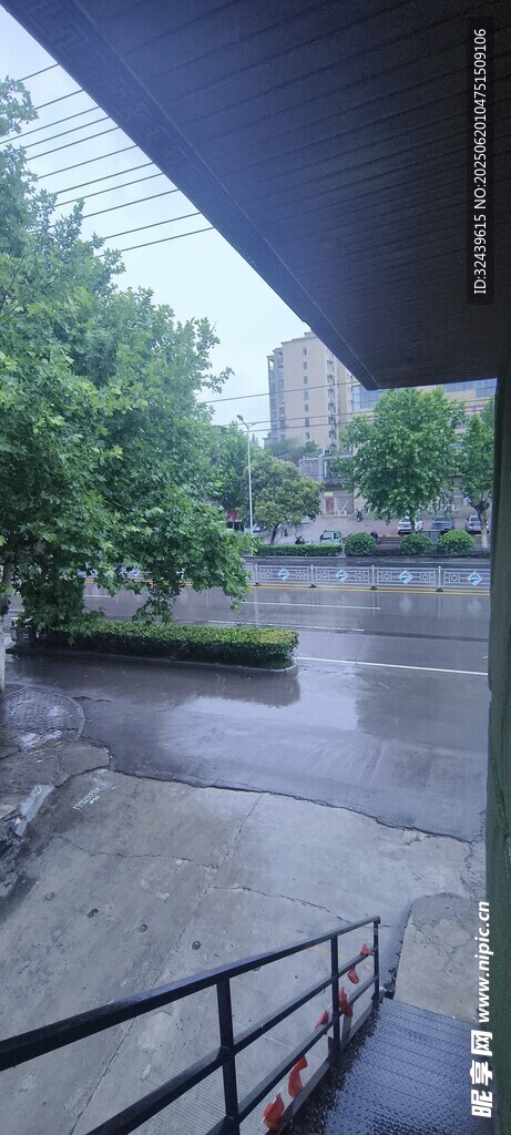 雨后城市街道景观