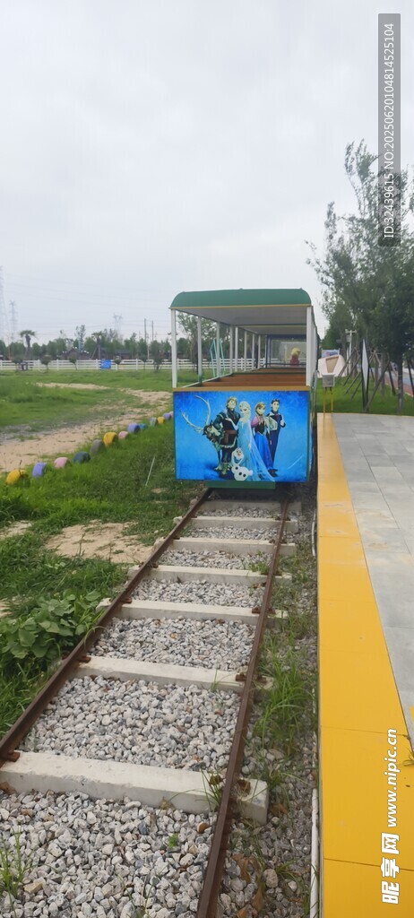 铁轨旁的多彩涂鸦小火车