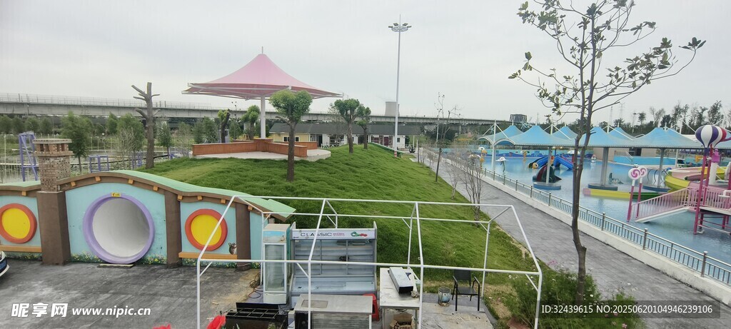 户外游乐设施场景