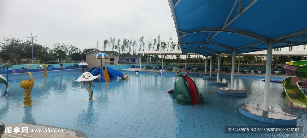 水上乐园欢乐游玩场景