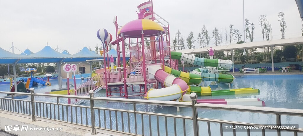 水上乐园多彩游乐设施
