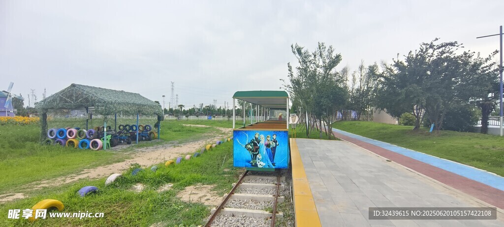 户外彩色步道与休闲设施