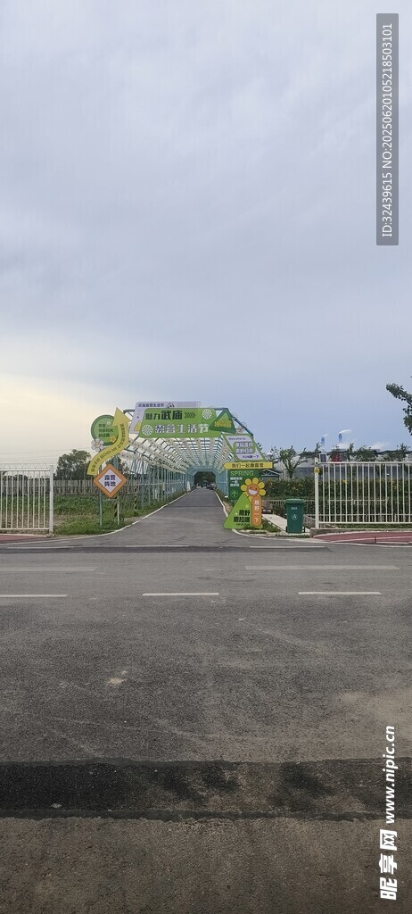 机场跑道上的飞机与车辆