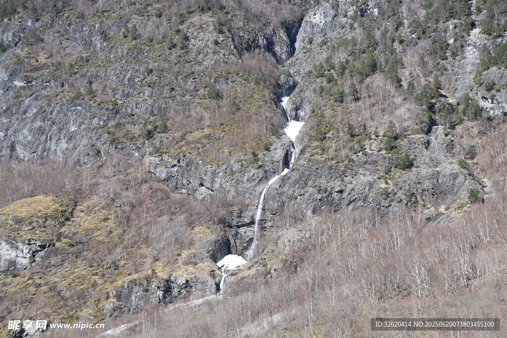 山间瀑布景观