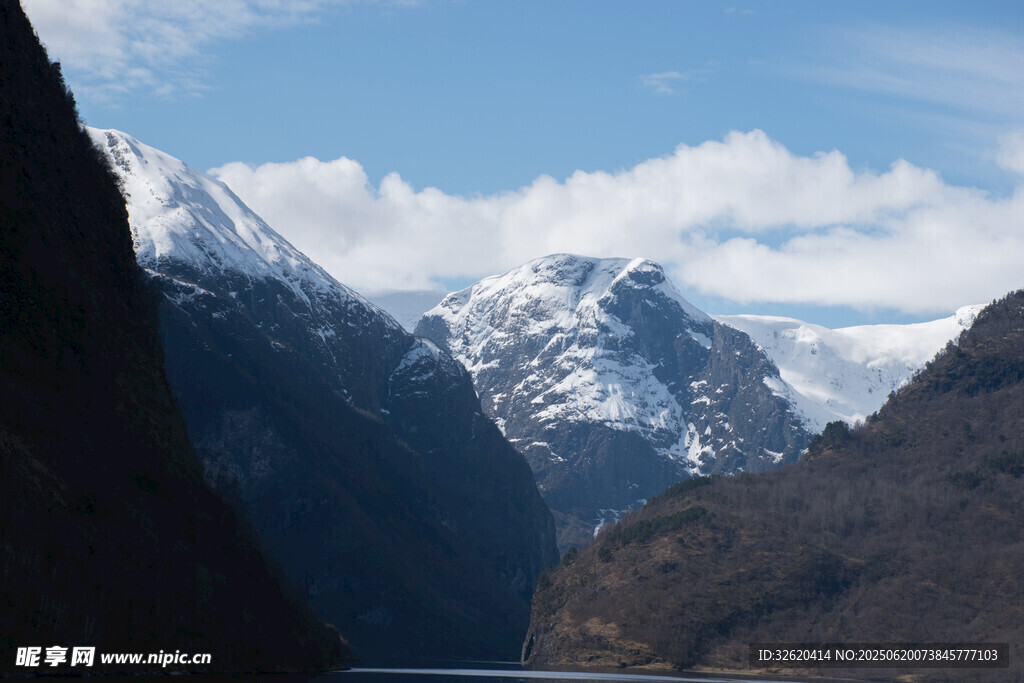 雪山峡谷壮丽自然景观