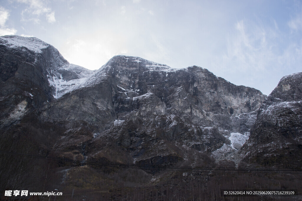 巍峨雪山壮丽景致