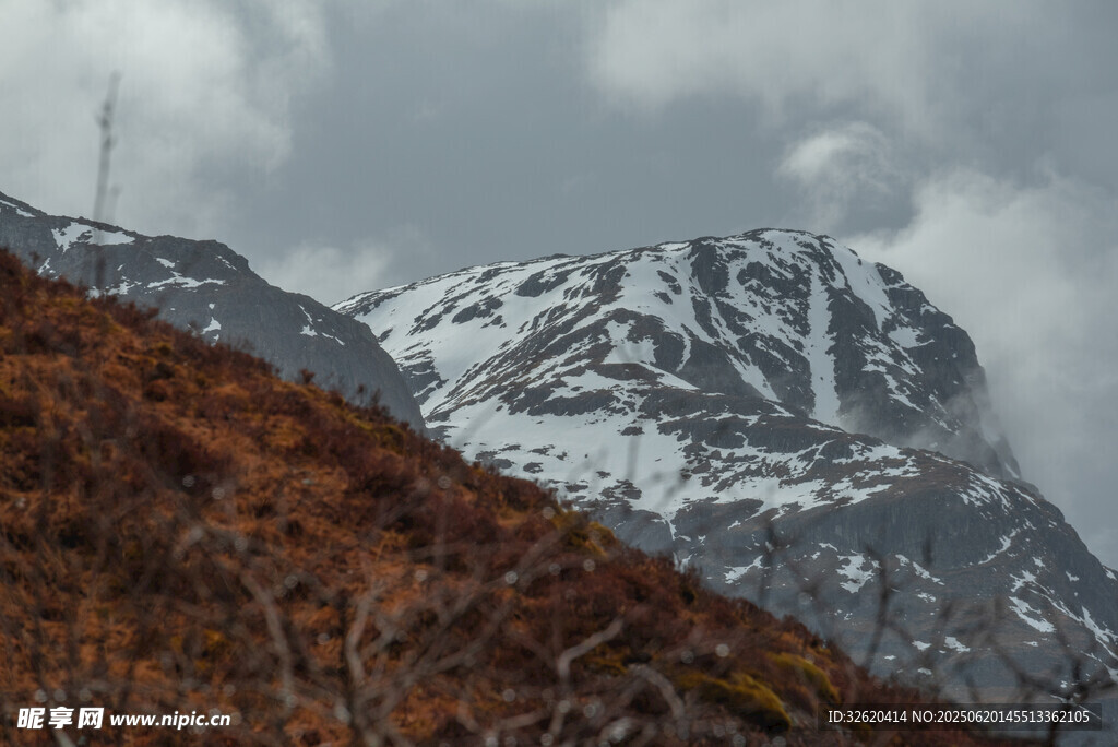 雪山与秋色交织的美景
