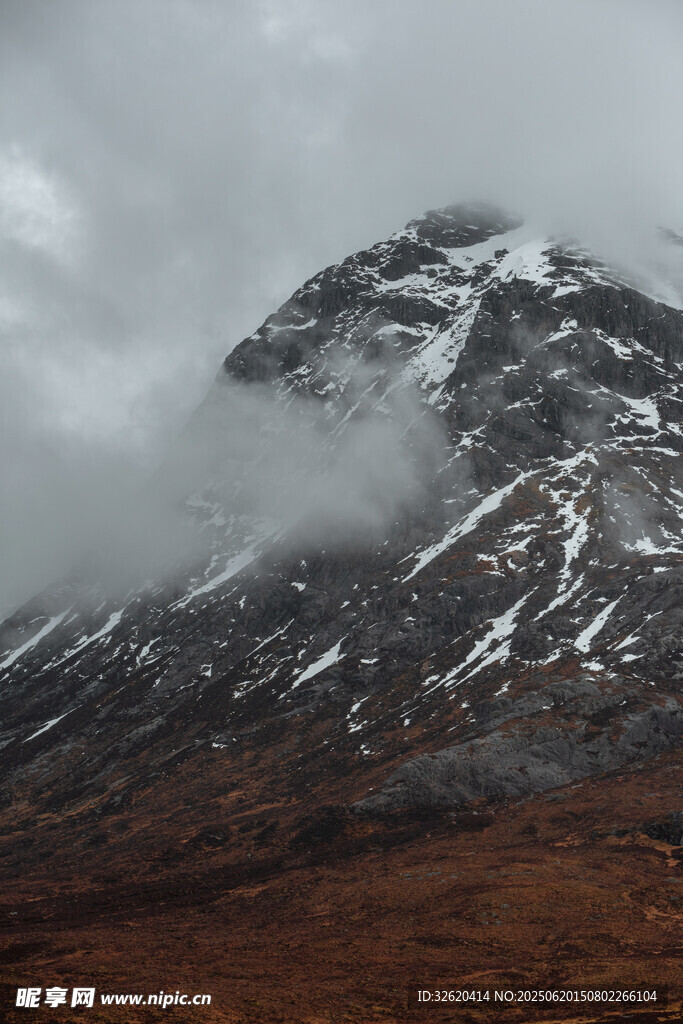 云雾缭绕的雪山景观