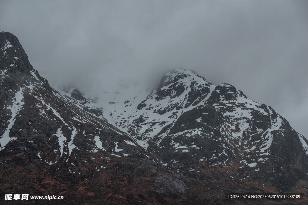 云雾缭绕的雪山美景