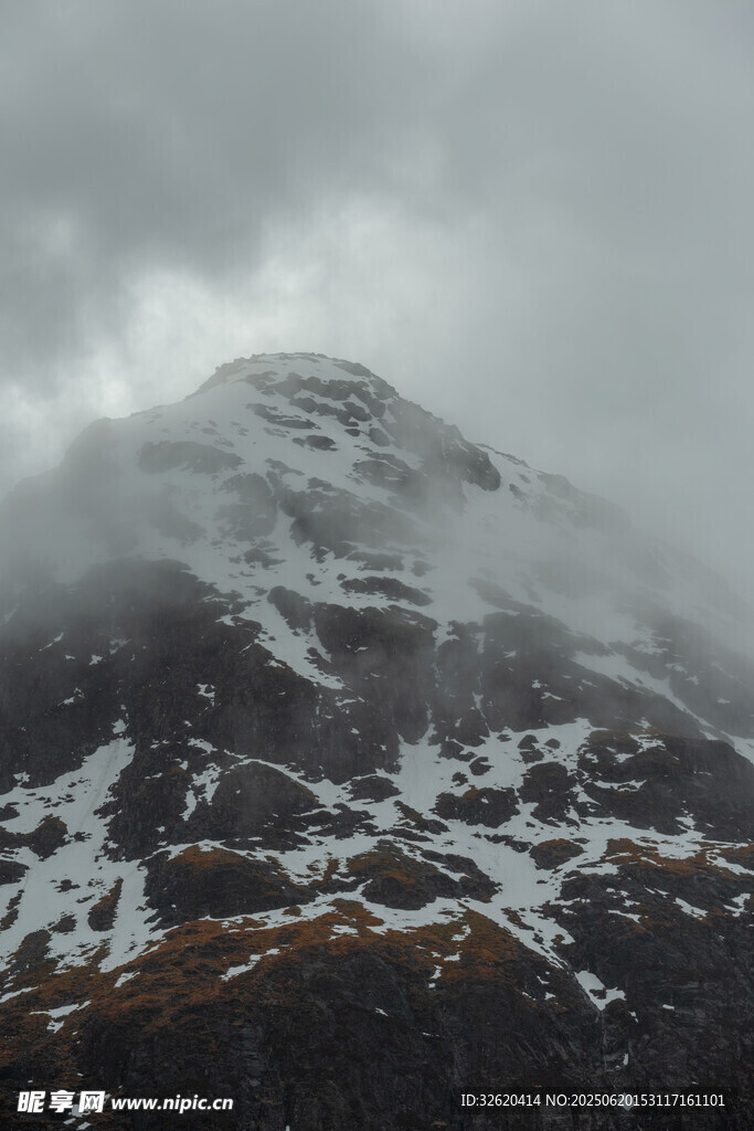 云雾缭绕的雪山美景