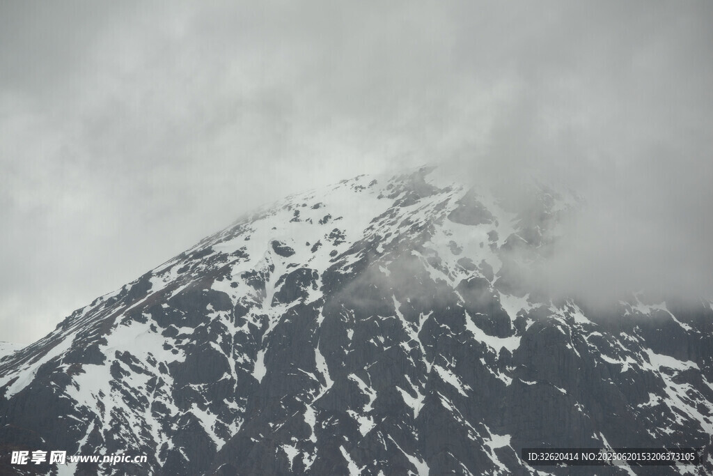 云雾缭绕的雪山美景
