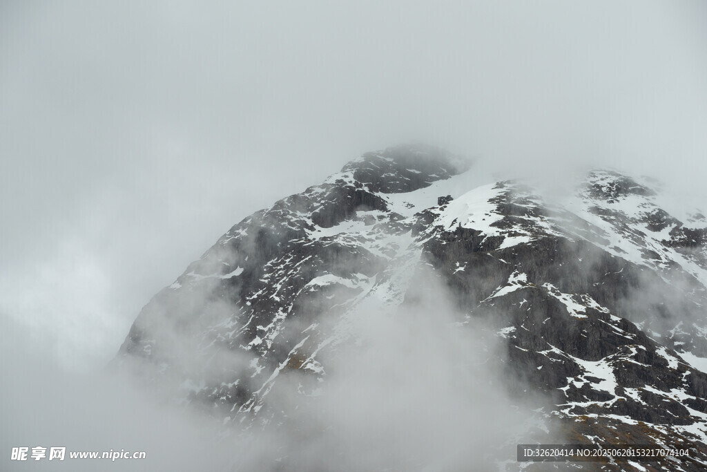 云雾缭绕的雪山美景