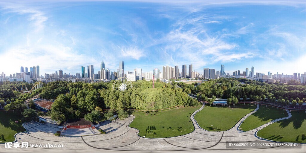 城市绿地与远处高楼景观