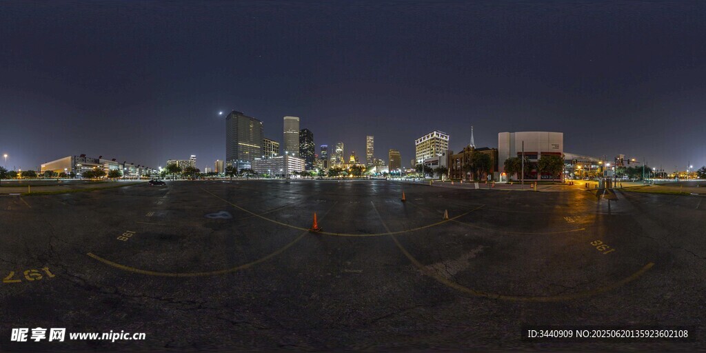 城市夜景下的开阔水域