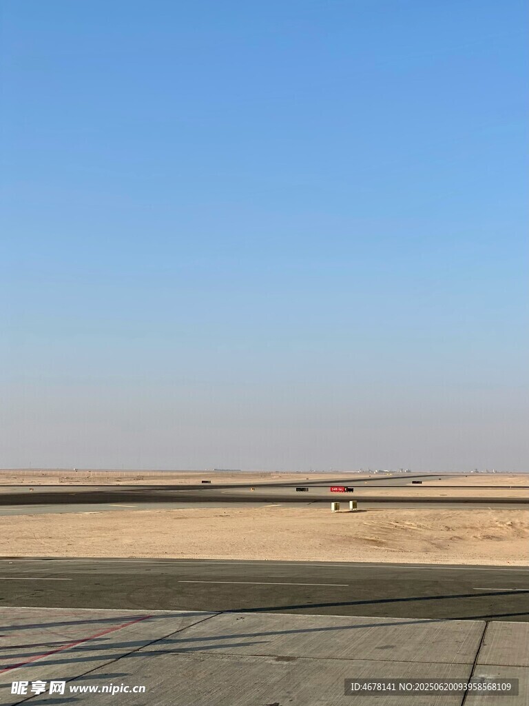 空旷机场跑道蓝天相伴