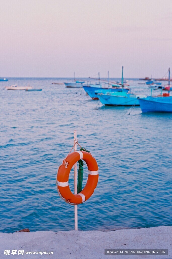 海边救生圈与停泊的船只