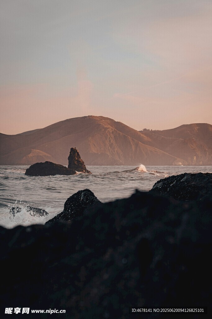 海边暮色中的礁石景观