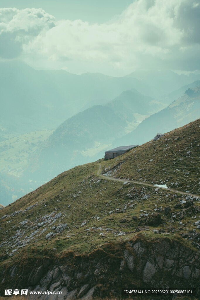 山间美景云雾缭绕的山坡