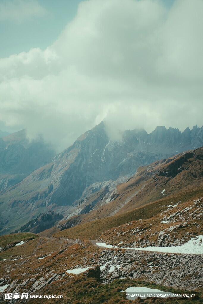 山间云雾缭绕的壮美风景