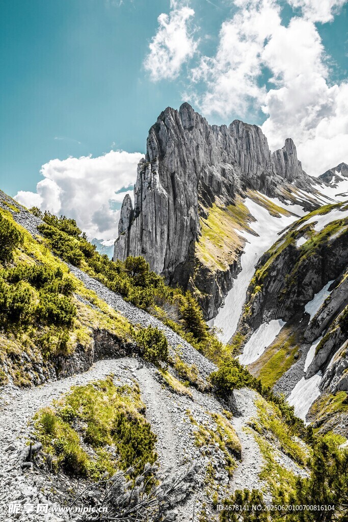 山间美景崎岖小径伴峻岭