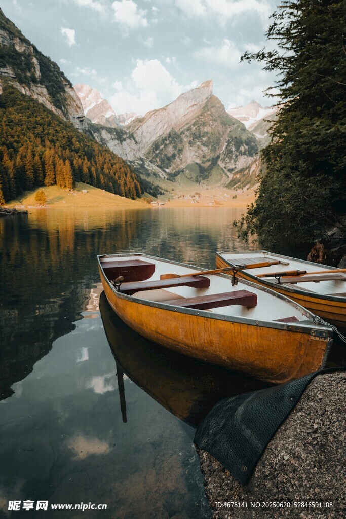 湖畔停泊的小船与山水美景