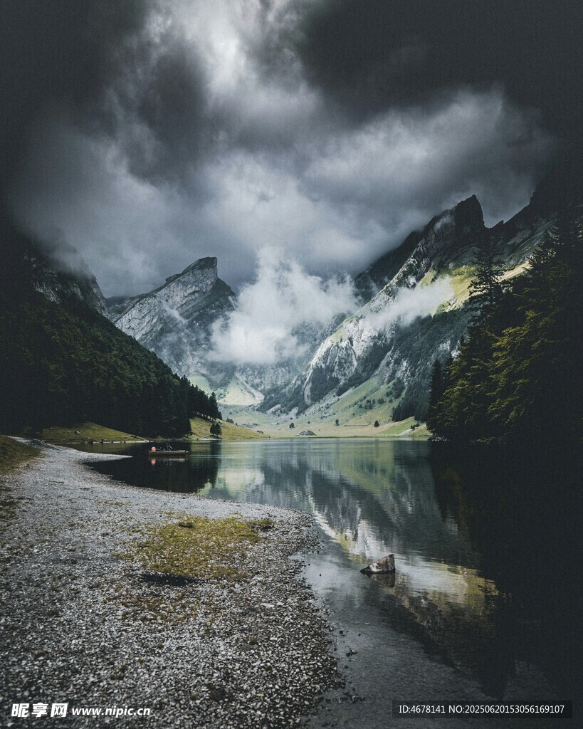 山间湖畔的云雾美景